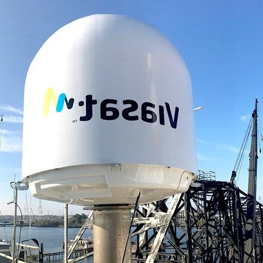Viasat海事卫星通信终端天线罩安装在一艘船上