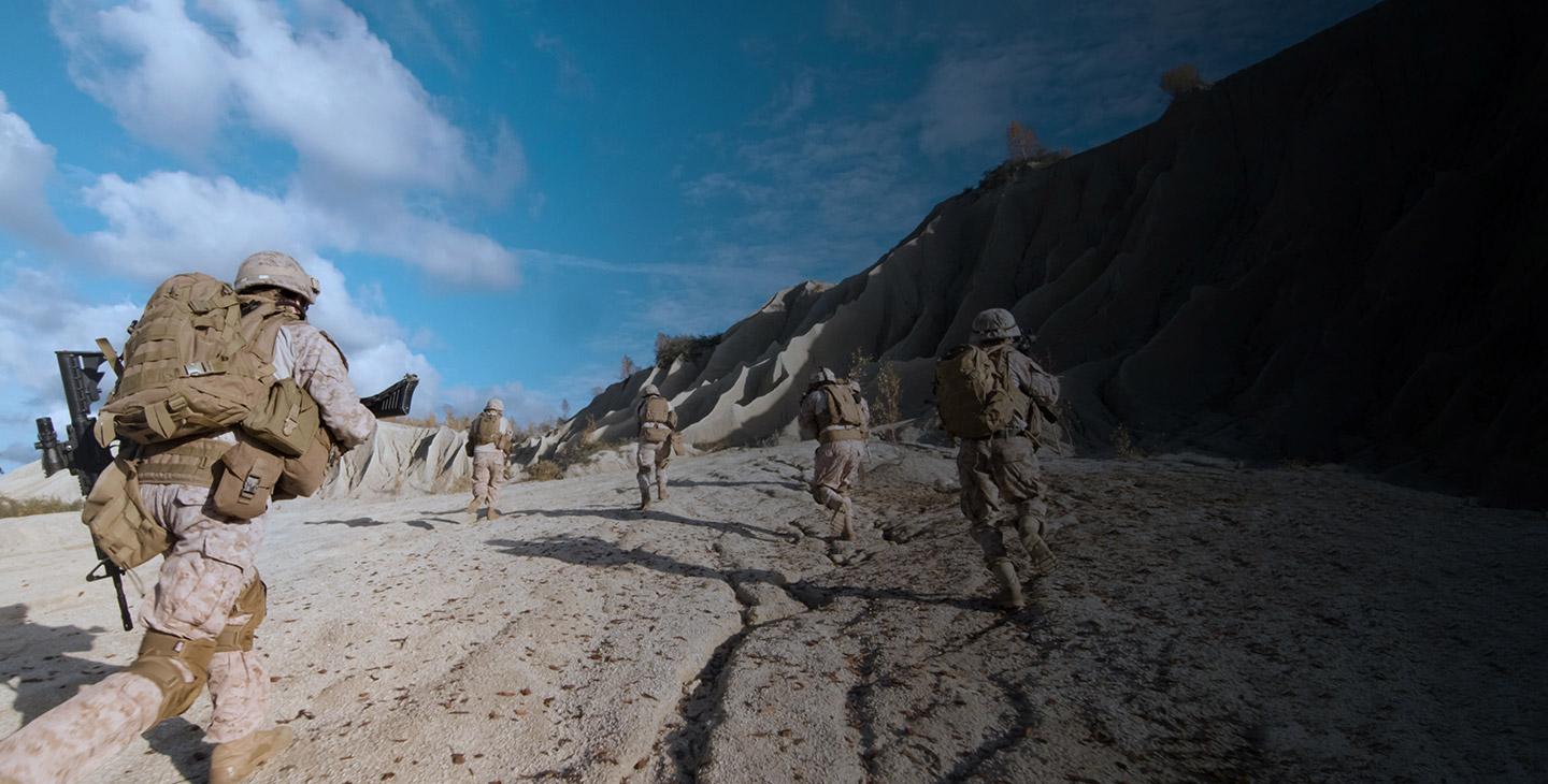 地面行动小组在沙漠中奔跑